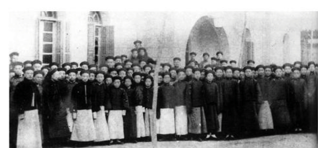 1905年，师生在直隶高等工业学堂大门前合影.jpg