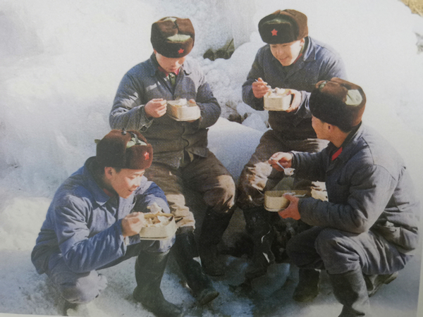 5. 1982年1月，参加引滦入津工程的驻津部队风餐露宿，战斗在冰天雪地.jpg