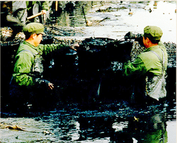 6.1982年，驻津部队官兵参加疏浚天津河道义务劳动 .jpg