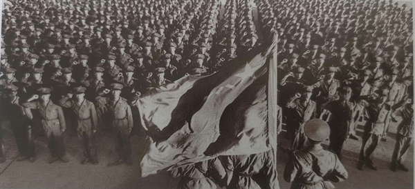 10.1993年8月，驻津解放军某部向军旗宣誓.jpg